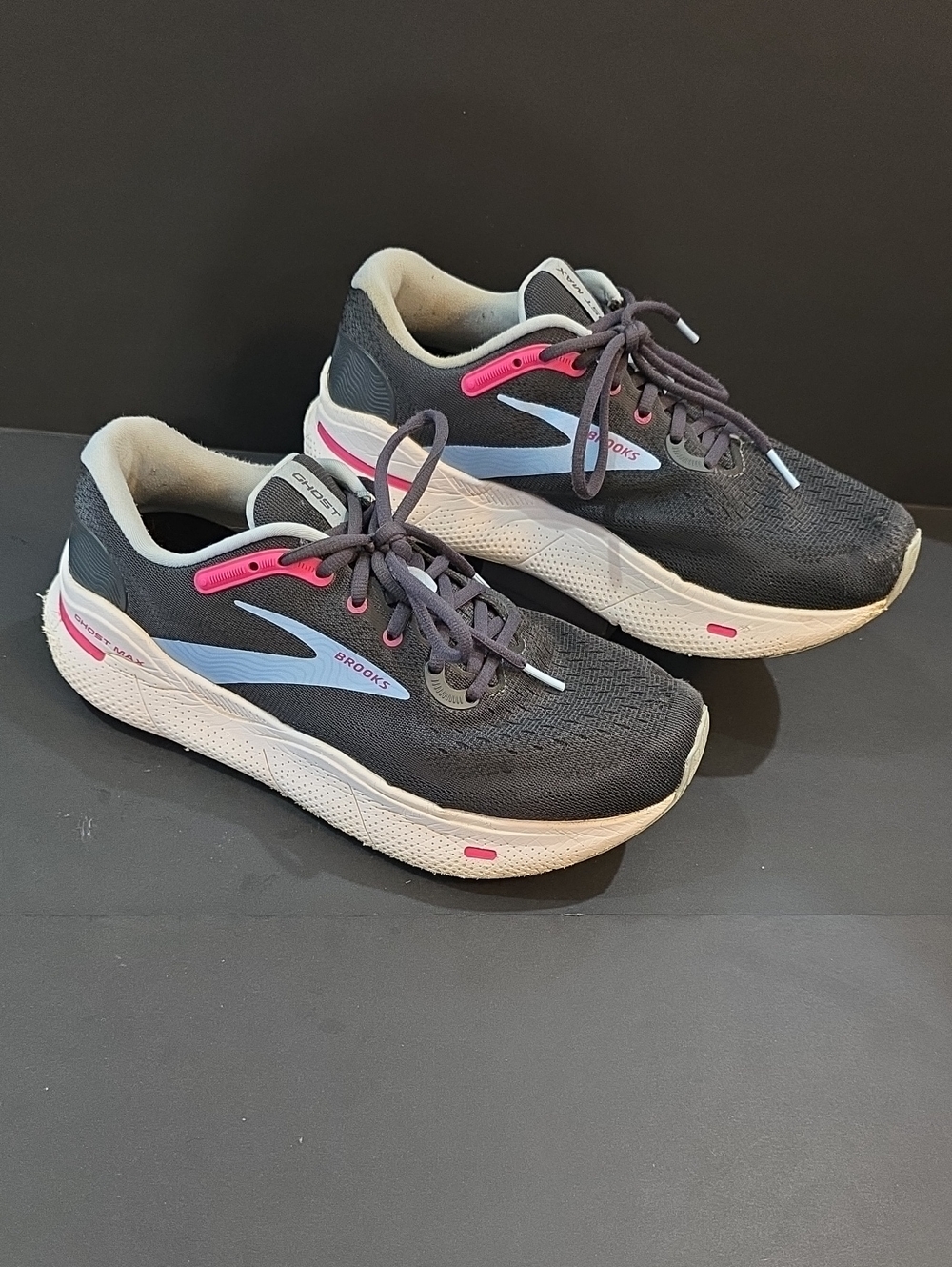 Brooks Ghost MAX Women's Black Shoes with Pink and Light Blue Size 9.5 2E Wide